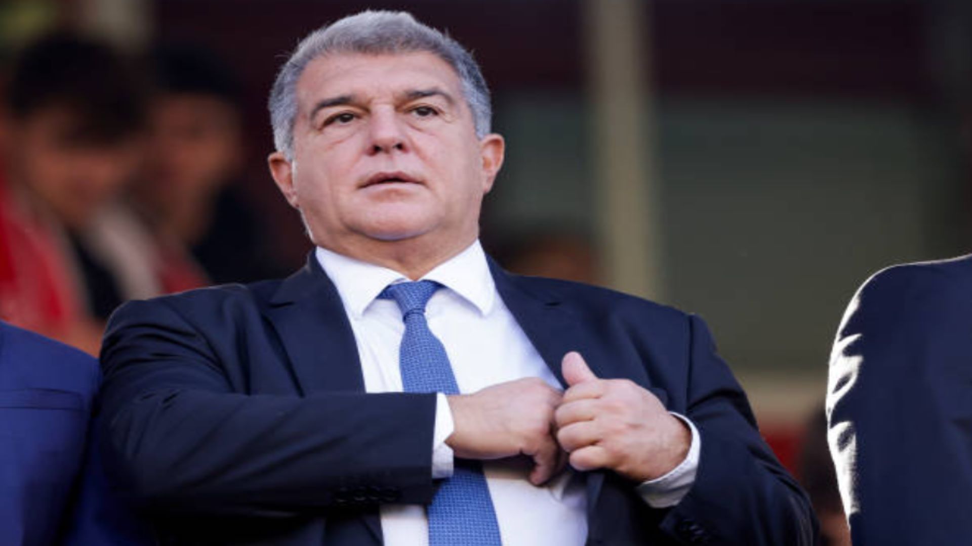 Laporta cần xem xét lại quyết định chia tay Roberto.